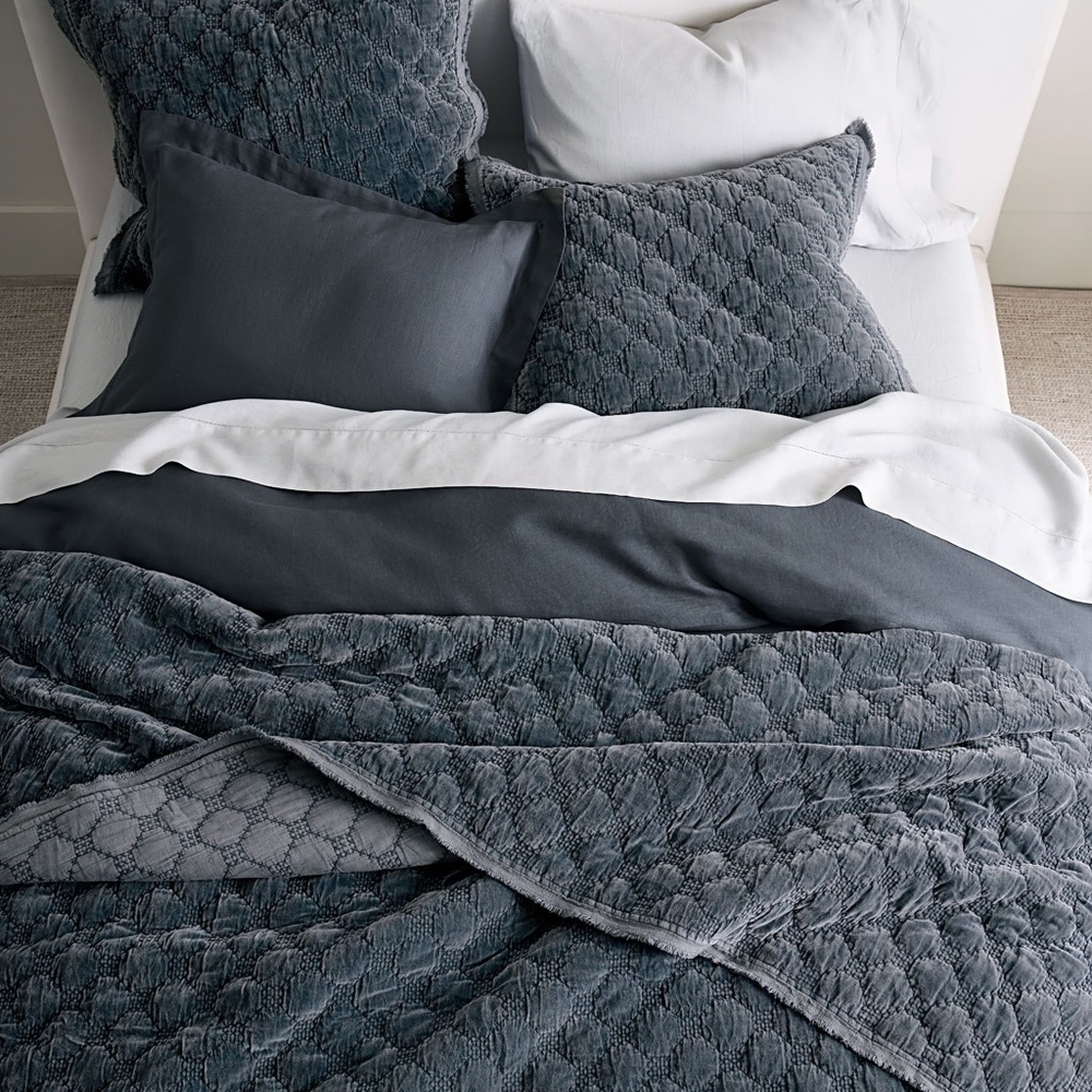 SOLD!!!175$PotteryBarn Barnwashed Blue Velvet Lattice King Quilt